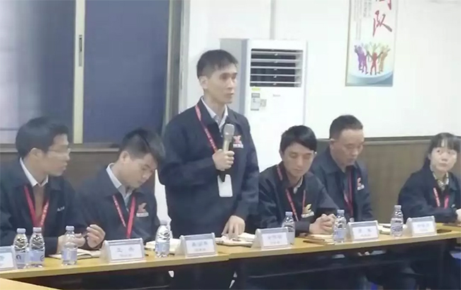 各部門負(fù)責(zé)人依次發(fā)言，介紹自己在管理中遇到的困惑，直面問題