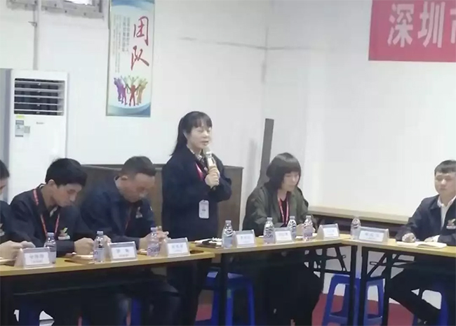 各部門負(fù)責(zé)人依次發(fā)言，介紹自己在管理中遇到的困惑，直面問題