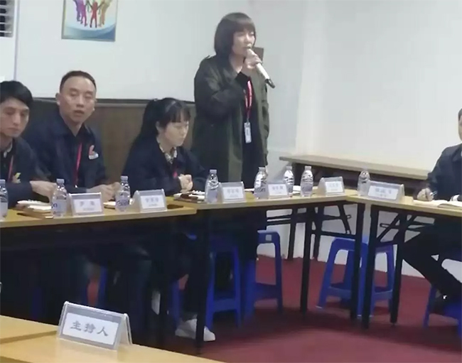 各部門負(fù)責(zé)人依次發(fā)言，介紹自己在管理中遇到的困惑，直面問題
