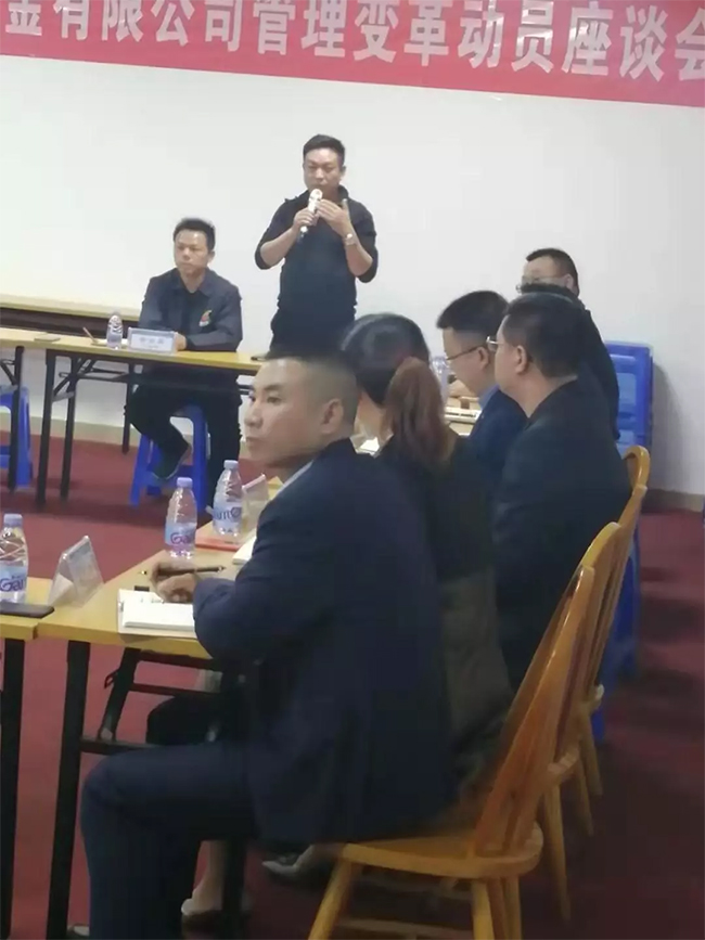 各部門負(fù)責(zé)人依次發(fā)言，介紹自己在管理中遇到的困惑，直面問題