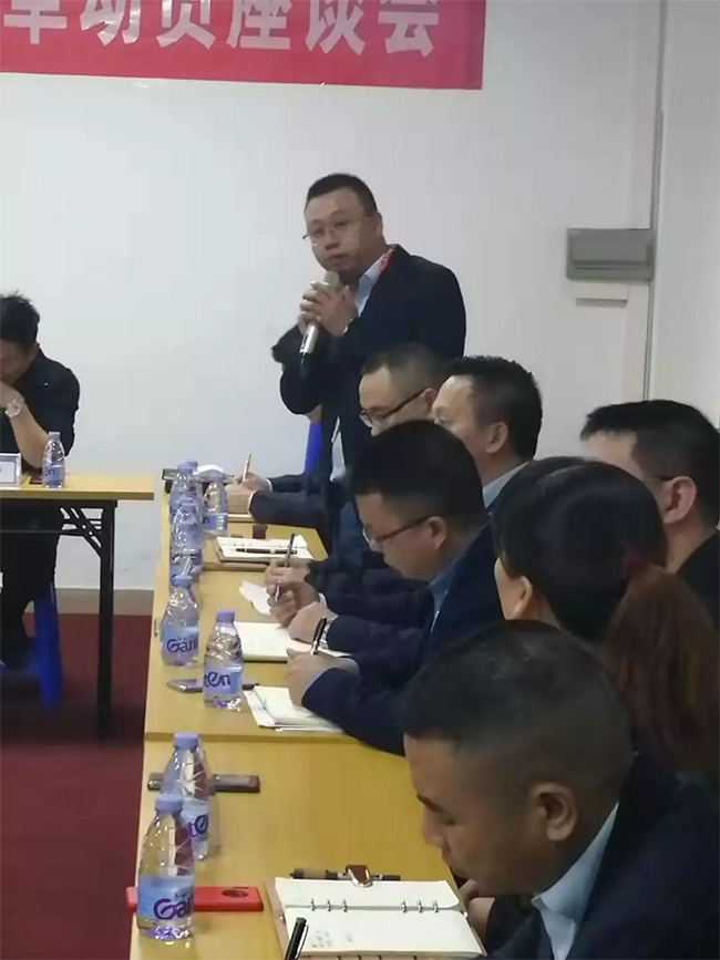 各部門負(fù)責(zé)人依次發(fā)言，介紹自己在管理中遇到的困惑，直面問題