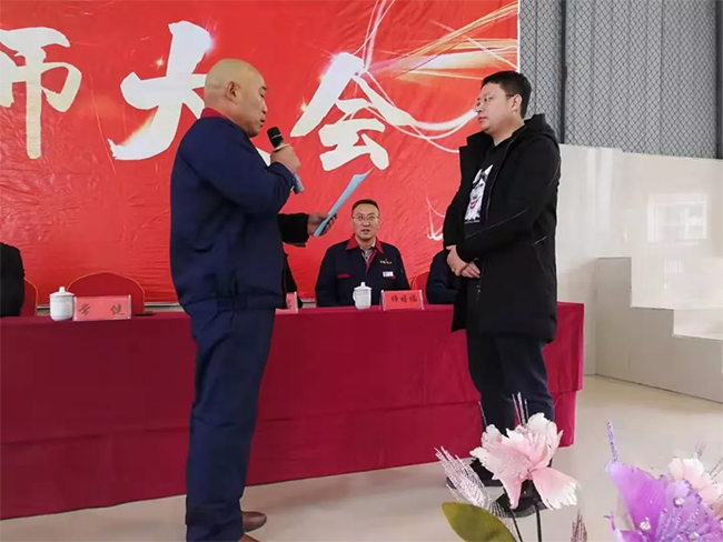 各部門負(fù)責(zé)人向公司現(xiàn)場(chǎng)承諾業(yè)績(jī)指標(biāo)