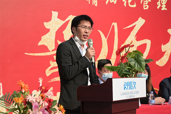 管理者代表發(fā)表講話，強(qiáng)調(diào)變革意義和決心
