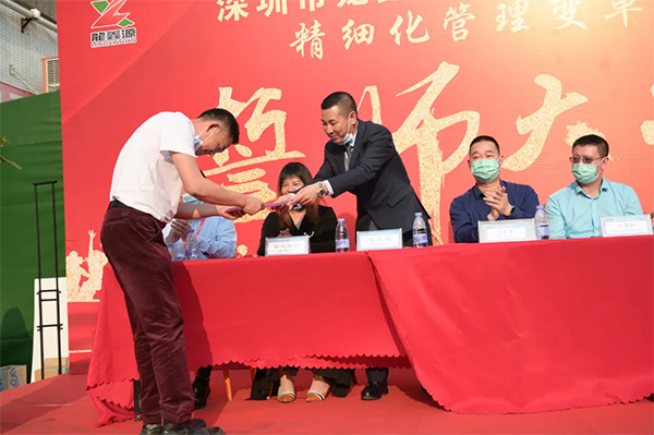 各部門負(fù)責(zé)人現(xiàn)場(chǎng)承諾，并將《管理變革承諾書》呈交公司總經(jīng)理