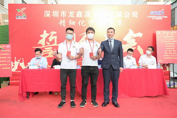 李總為稽查員頒發(fā)獎(jiǎng)金