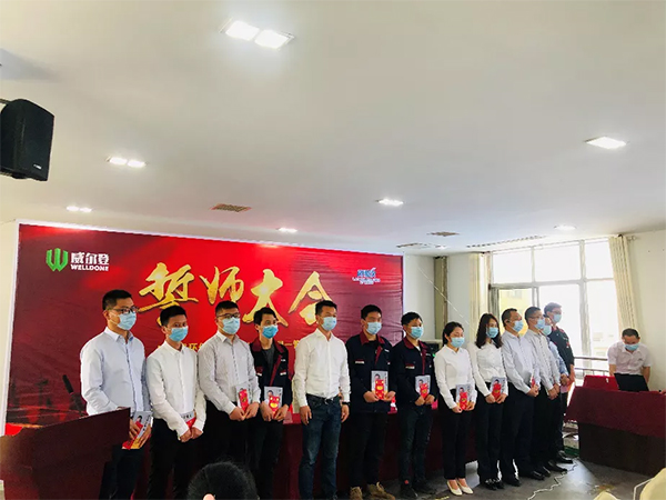 劉總為變革標(biāo)語征集活動成員頒發(fā)獎金及《管理是藍海》書籍