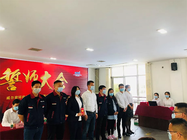 劉總為采購準(zhǔn)交率攻關(guān)方案成員頒獎