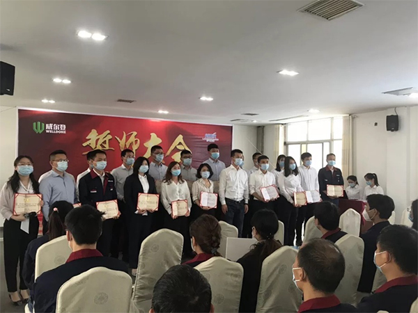 劉總為管理變革小組成員頒發(fā)聘書并合影
