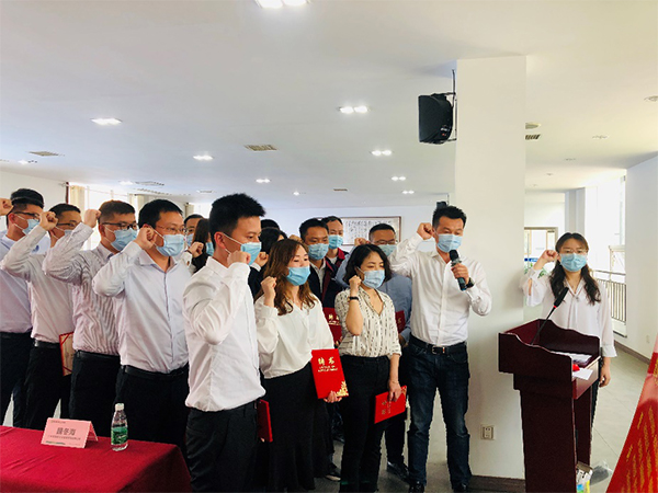 劉總帶領(lǐng)管理變革小組成員集體宣誓并簽名